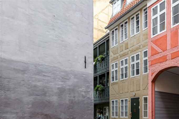 Til gårdsiden danner for- og sidehuset med deres konsekvente udtryk og materialer et helstøbt indslag i det stemningsfulde gårdmiljø