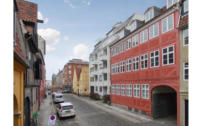 Forhuset er en rød bindingsværksbygning, malet i to nuancer på tavl og træværk. Den er i otte smalle fag med et rødt, teglhængt heltag. 