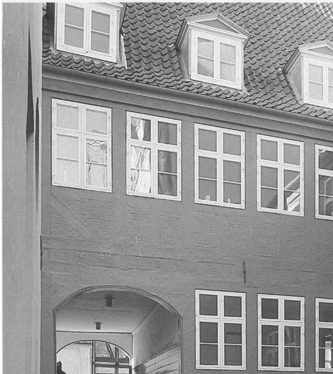 Sidehuset i gården er opført før 1760. Forhuset med porten ud til Wildersgade er opført 1687
