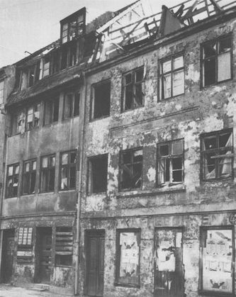 Mange huse på Christianshavn blev forsømt og vanrøgtet. Foto af Wildersgade 42-44 i 1970'erne