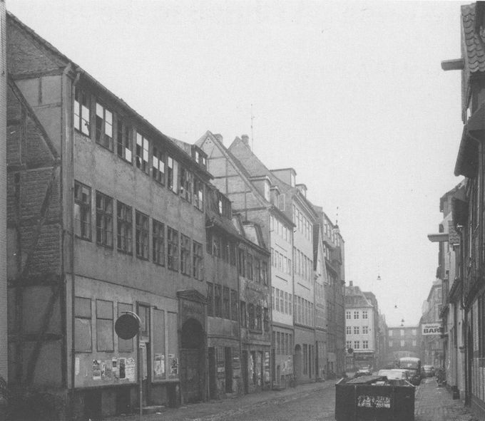 Christianshavn har en del steder været præget af slum gennem store dele af 1800- og 1900-tallet. I 1970'erne stod Wildersgade 42-46 som kondemnerede ejendomme