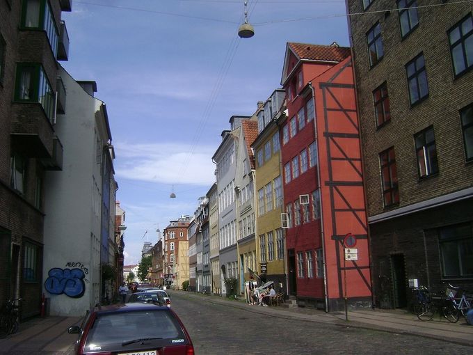 Wildersgade ændrede navn i 1859 fra Kongensgade, fordi postbudene ikke kunne skelne mellem Kongensgade i Frederiksstaden og Kongensgade på Christianshavn. Billedet er taget i 2010 med Brænderigårdens port og brunbeige facade midt i billedet