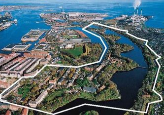 Bådsmandsstrædes kaserne udgør hjertet i det senere Christiania (området indenfor den hvide linie). Kaserne-arealets brug var ganske uafklaret i 1961