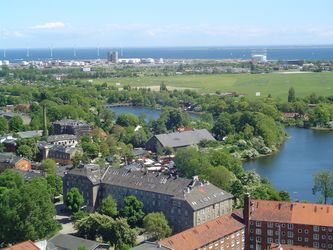 Udsigt over Voldanlægget fra Vor Frelsers Kirke. Området var militært terræn indtil 1971