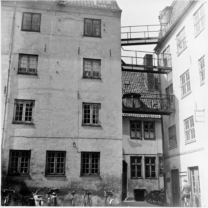Gangbroer på 2., 3. og 4. etage mellem baghuset Wildersgade 46A til venstre og den store ejendom Wildersgade 46B til højre med Wildersgade 46 i baggrunden. Billedet er fra 1958