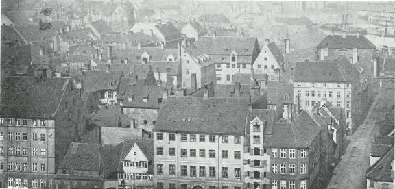 Karréen med Overgaden neden Vandet forrest, Skt Annæ Gade til højre og Brænderigårdens ejendomme på Wildersgade i 1885 set fra toppen af Vor Frelsers Kirke