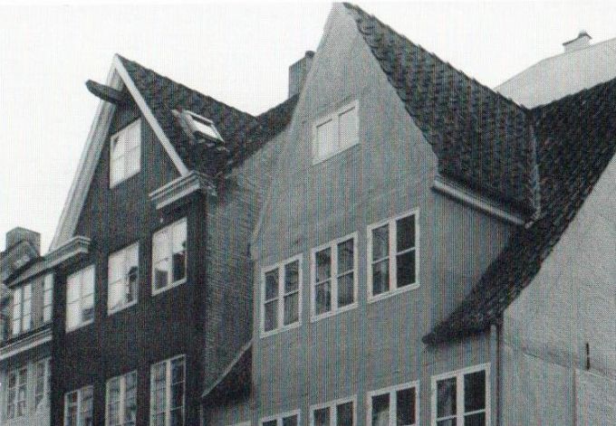 Wildersgade 46 indgår med sine arkitektoniske, kulturhistoriske og miljømæssige værdier i helheden - her ses ejendommen til højre i billedet, der viser hjørnet af Wildersgade og Skt Annægade i 1993
