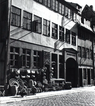 Kurvemager Thomsens forretning i Wildersgade 46. Naboens drenge leger med hønseringe på fortovet. 1967