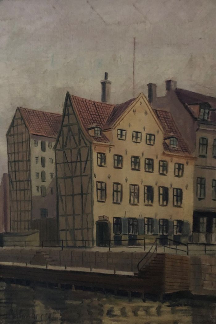 Kunstner: Willmans, f. 1934. Motiv: Brogade 3. Ejendommen Reimer Wildes Gård blev opført i 1688 med bryggeri. Udenrigsministeriet blev opført på grunden i 1960’erne. Oliemaleri. 33x48 cm