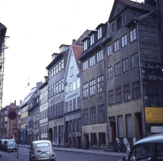 Wildersgade i 1968 set fra Torvegade. Ejendommene var gennem mange år blevet dårligt vedligeholdt. Wildersgade 46 ses længst nede ad gaden med blåmalet facade i stueetagen med porten og gulmalet facade på 1. og 2. sal
